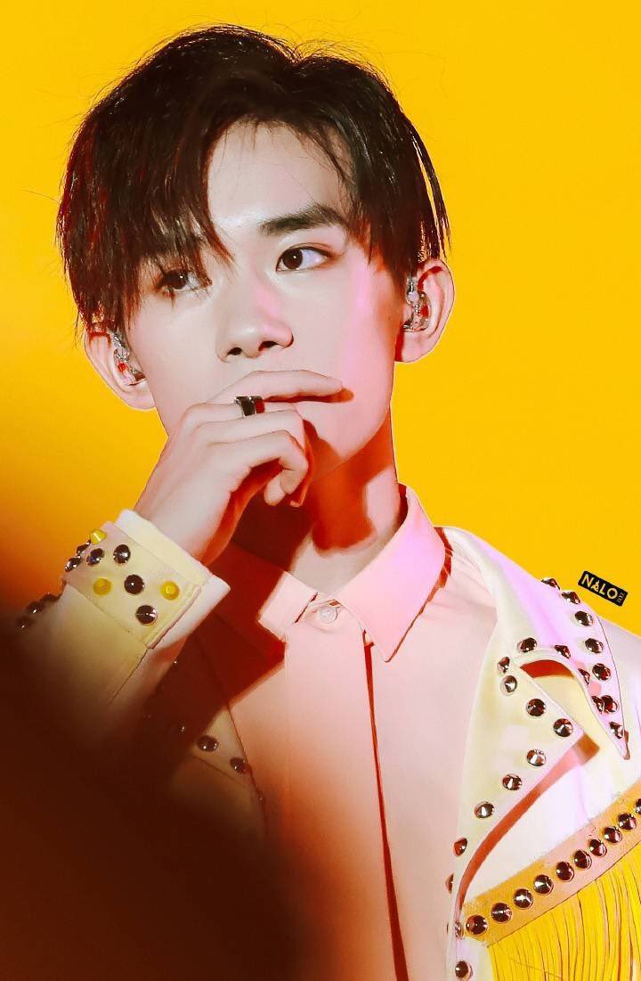 Jackson1128_lu's tweet photo. 红色睡衣风，撩的不要不要滴#Jacksonyee https://t.co/vquTv61pUl