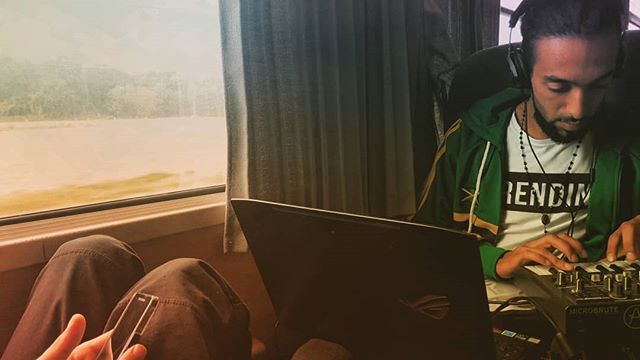 Weta_records's tweet photo. Bassline in the train 🎹 🚅 ! Retour de résidence on s'arrete pas 💣with @_kazprod 
#knightsofmandala #train #arturia #dub #reggae #sessison #prod #comeback #residence https://t.co/k12wGuepCl