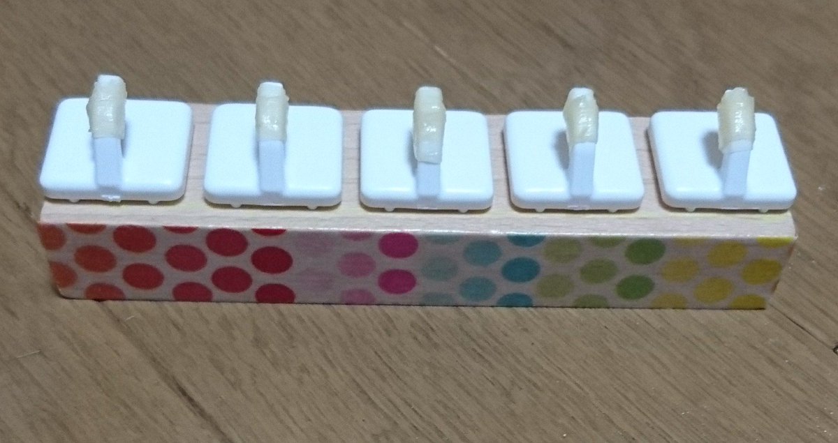 よりしば ネイルチップスタンド 100均のフックで手作り出来るって聞いたから作ったよ 肝心のネイルチップは無いよ 笑