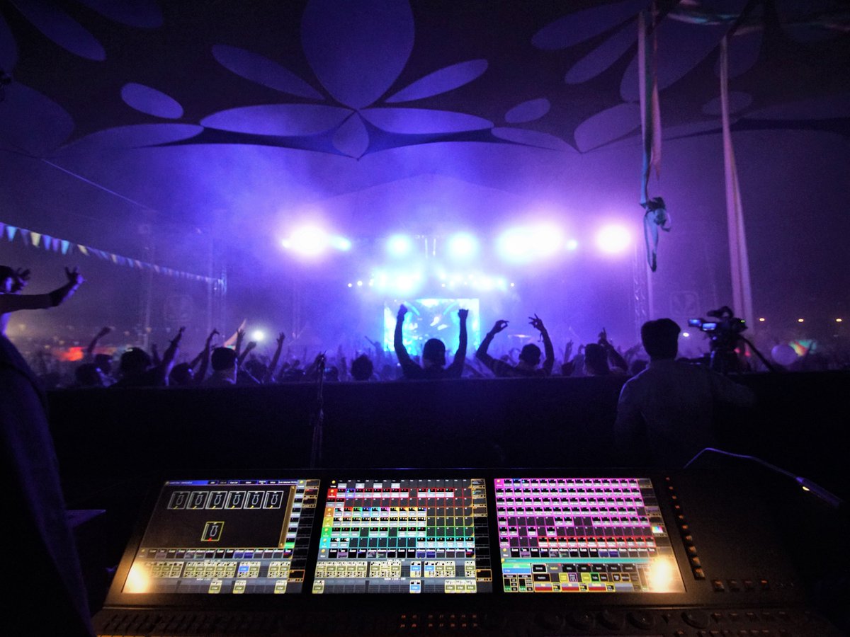 ModernStage's tweet image. We know you love the show lights, so we're going to give you more with GrandMA.

#Modern56 #MSS @MALighting #ShowLighting #MALighting #GrandMA #grandMA2