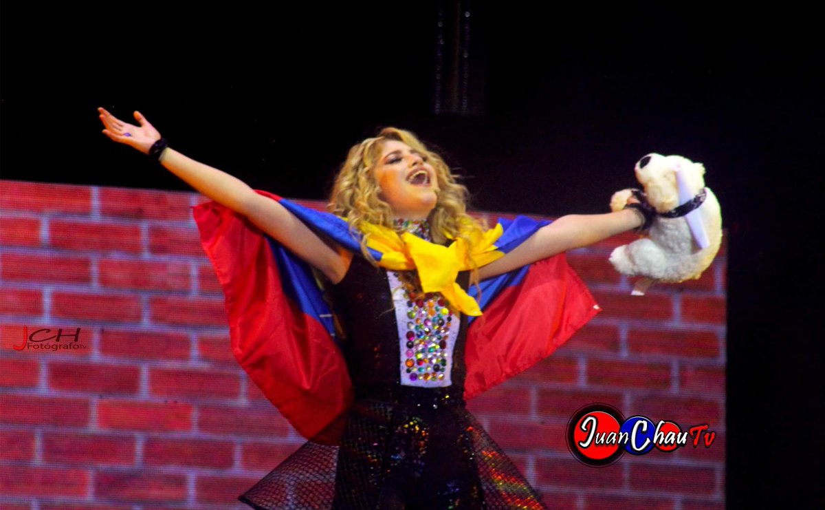 JuanChauTv's tweet photo. EXCELENTE!!! Concierto de la Bella  Cantante @karolsevillaofc   @soylunaenconciertoec  @disneychannel_la  #quitoecuador  #Guayaquil   #SoyLunaEnVivo @soyluna_la #Gira 🌻
#soyluna #soyluna2 #soyluna3
#luna #lunavalente #solbenson
#lunistas Ph:  @juanchautv #juanchautvconciertos https://t.co/6umAU6Ks2b