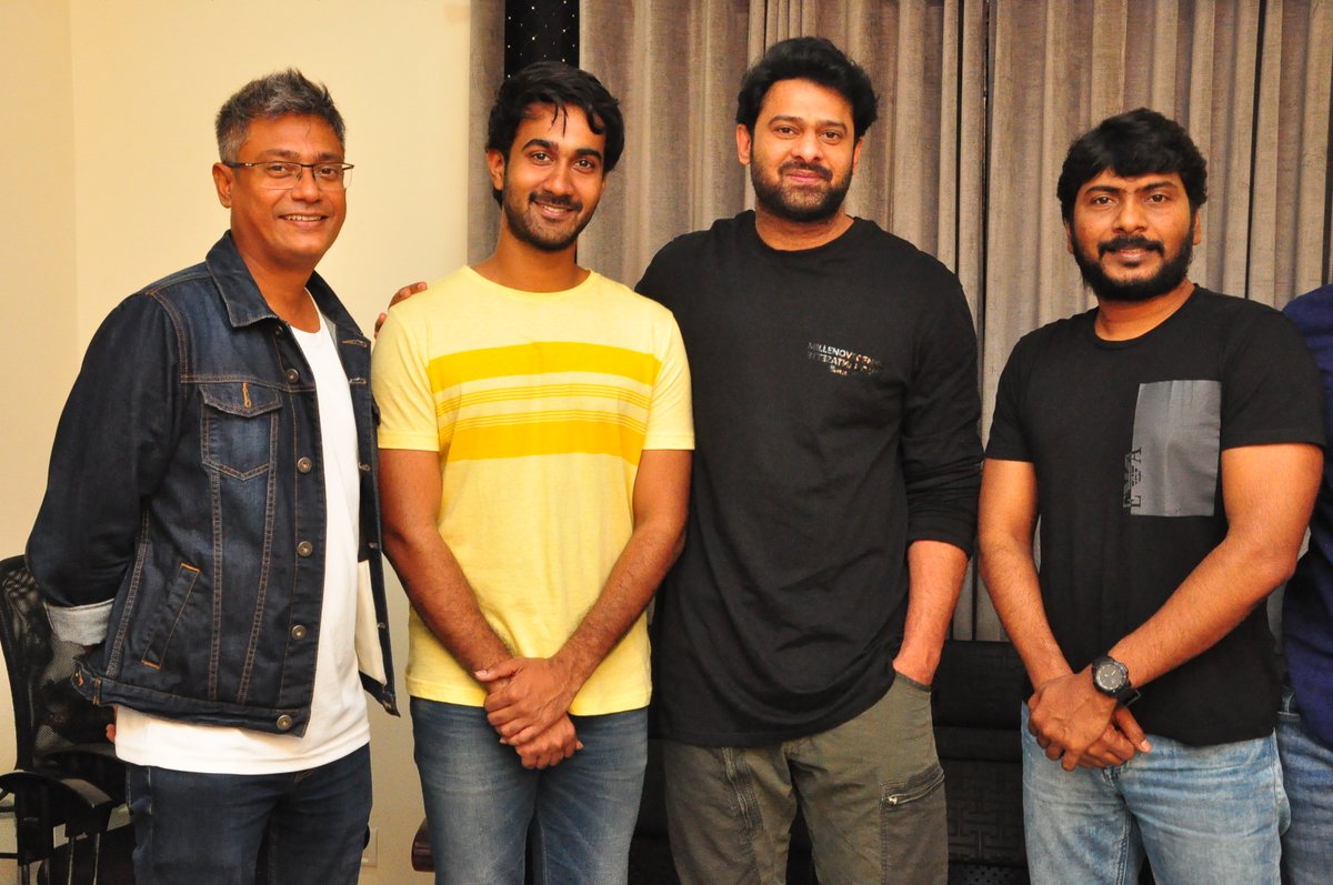 Photos: #Prabhas Appreciates #PaperBoy Team 

ntvtelugu.com/gallery-images…

#SantoshShoban @IamSampathNandi #Saaho