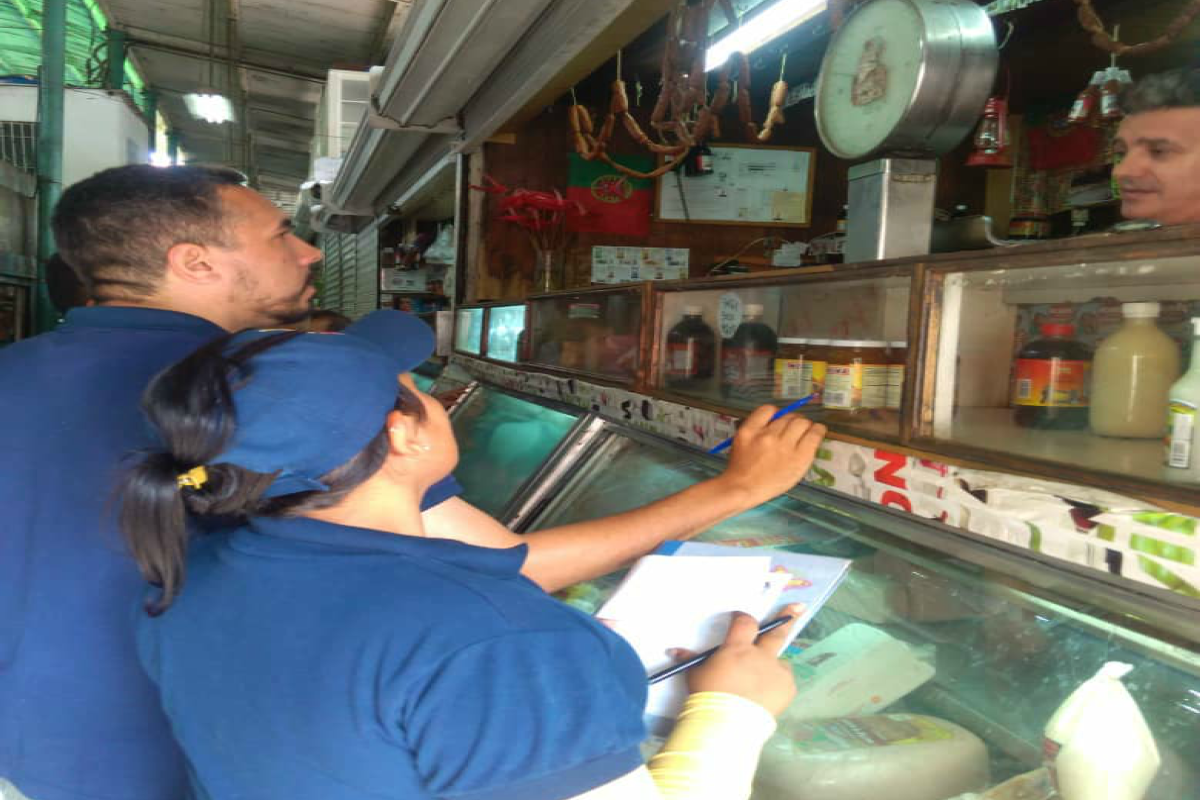 sundde_ve's tweet photo. #EsNoticia 🗞️|  Inspeccionados siete Mercados Municipales en la ciudad capital. Mas información: https://t.co/hbddrghfHK    @NicolasMaduro #AhorroEnOro https://t.co/XzK8IDmX3J