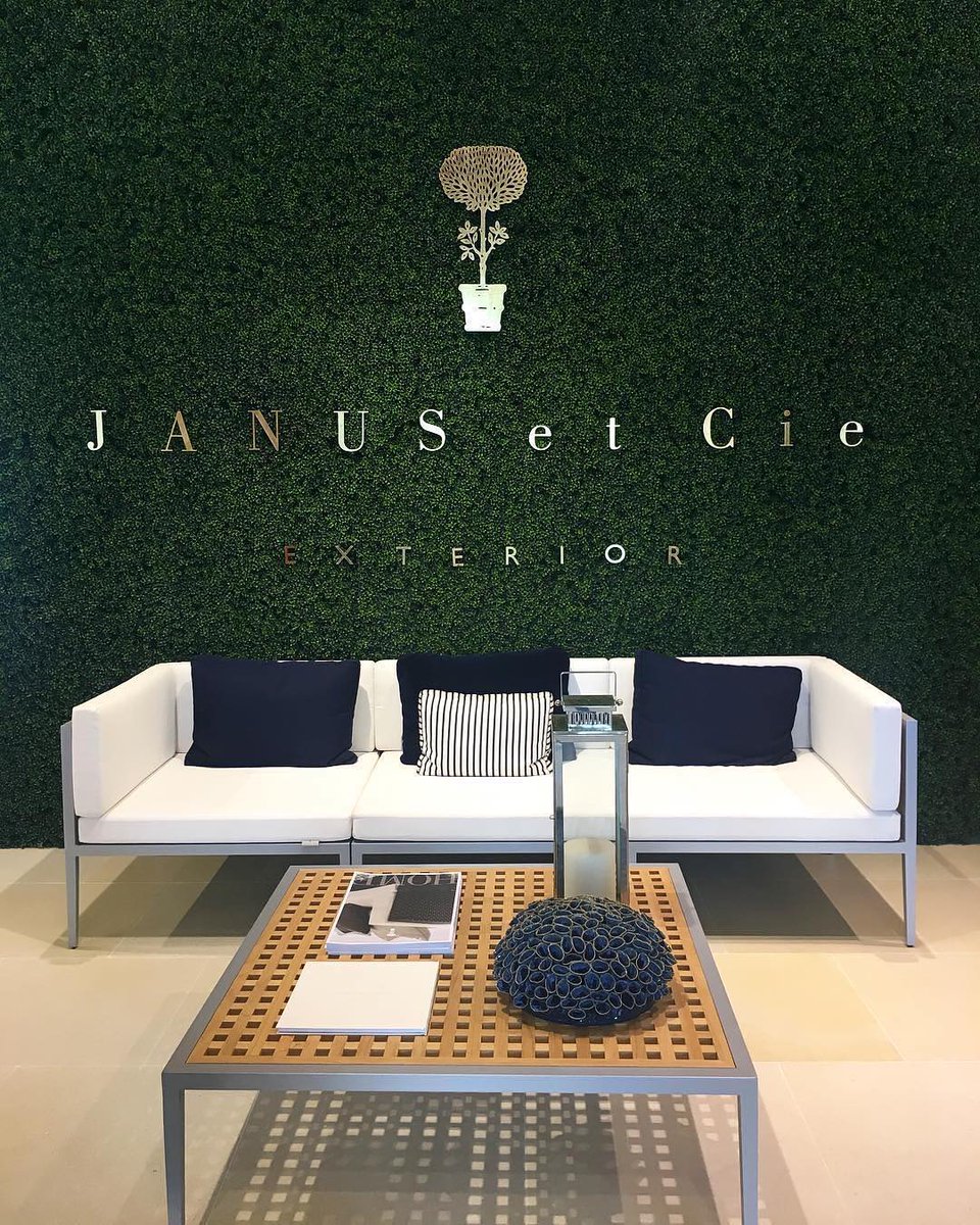janusetcie's tweet image. We&apos;re loving this shot of the San Francisco showroom with the Hatch collection front and center. Wonderful photo from @agk_designstudio!

#janusetcie #michaelvanderbyl #designinspiration #outdoorliving