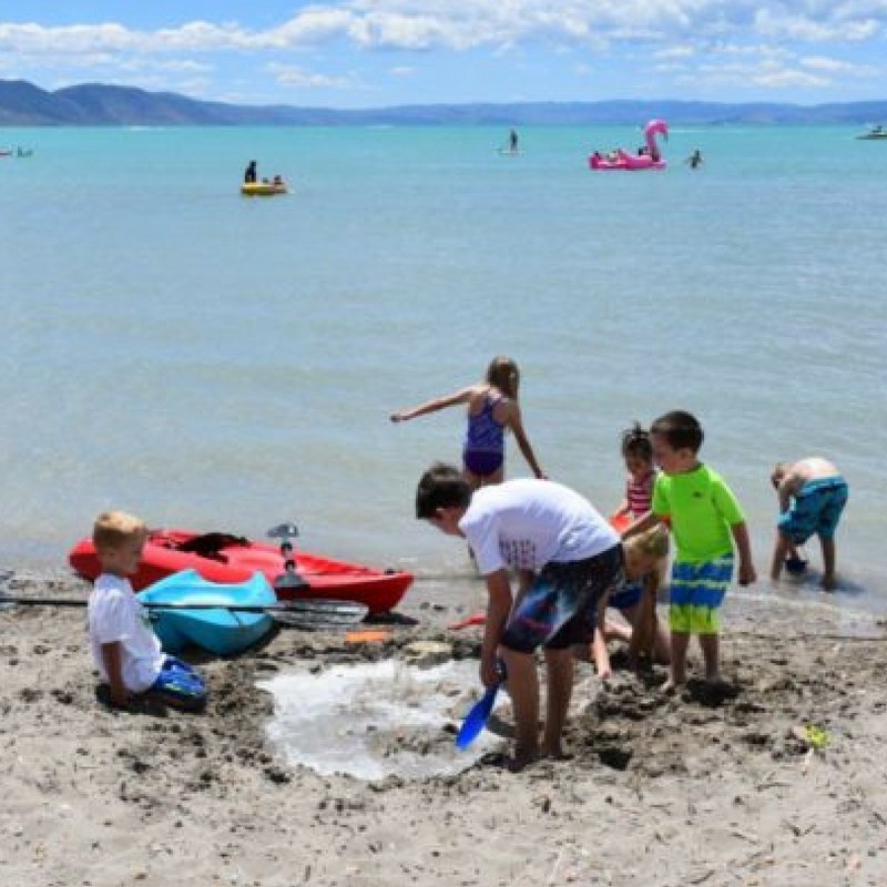 #BearLake in #Utah on the border of Idaho, is so much more than just a lake! This fun family #vacation destination is also near Minnetonka Cave, the Bear Lake National Wildlife Refuge, and more.  tipsforfamilytrips.com/utah/visiting-…