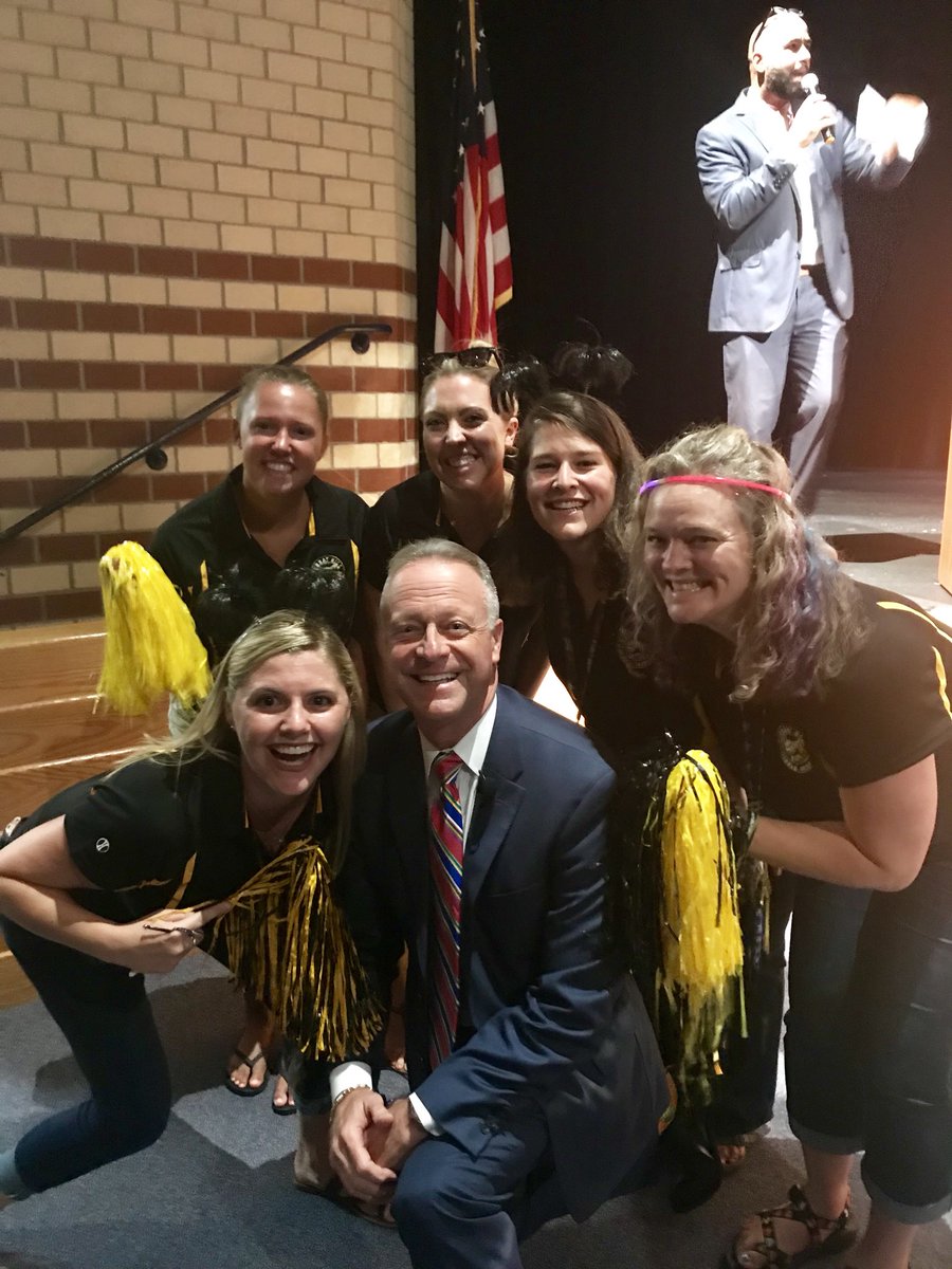 GwynethJones's tweet photo. Omgosh, I’m totally fangirling here! Our Awesome @mjmsuper w/ some of Awesome @hcpss_mhms peeps! #CelebrateHCPSS!!! Go Murray Hill, Go #HoCoMd,  &amp; Go #HCPSS! https://t.co/oyJyaTFR8J