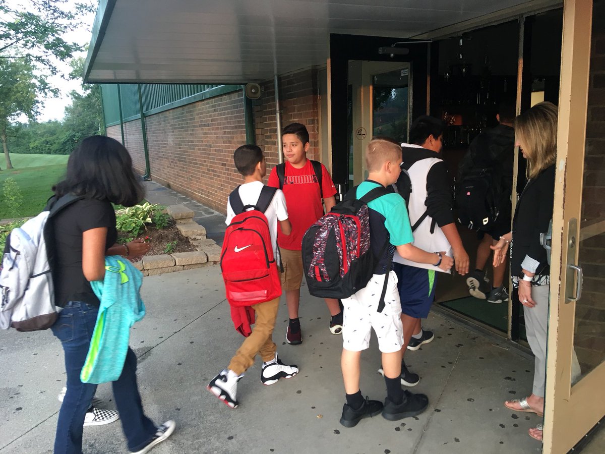 MsVictoriatn's tweet photo. Happy Monday! A 6th grader happily greeting students with Mrs. Brockman as they enter school this morning. Everyone is ready for a great day! #KidsDeserveIt #212Degrees https://t.co/dfWbcEyEI1