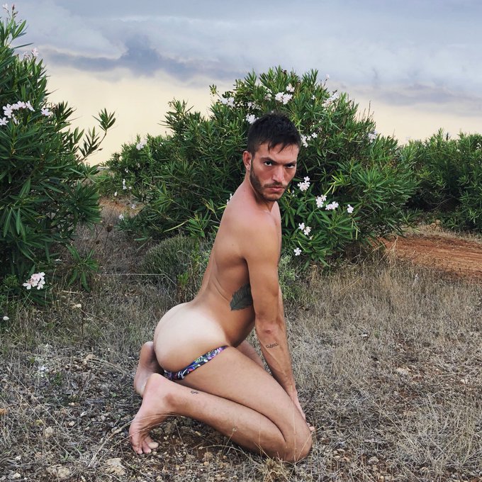 do you wanna come over? #gay #vacation #but #bubblebutt https://t.co/c1WyzMZvrz
