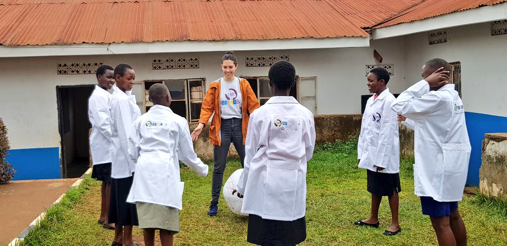 ASWUganda's tweet photo. We started off with some warm up exercises to help us know more about each other.
And understand the girl's career aspirations, their take on Science and whether they're interested in Science career pursuits.
#STEMinUganda https://t.co/DNFJPplnmd