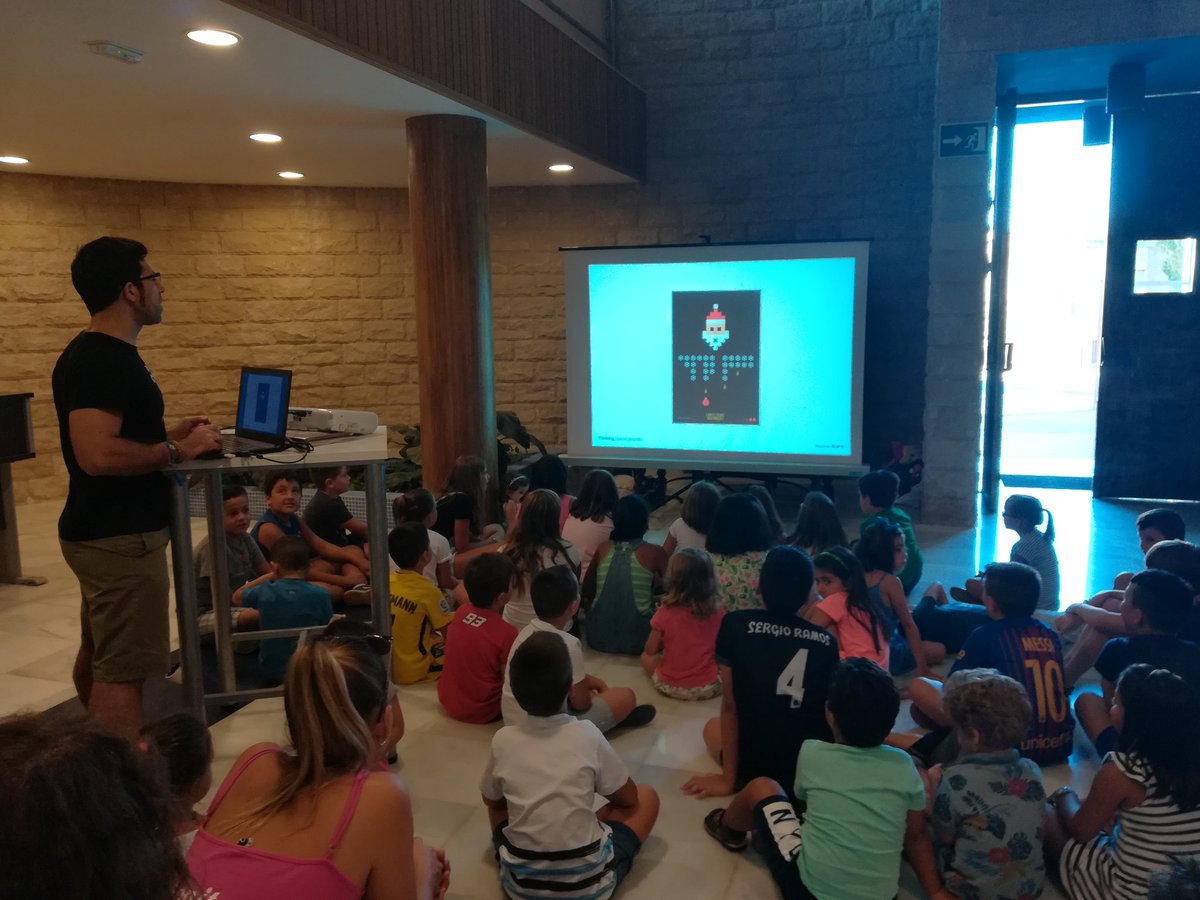 toarog's tweet photo. disfrutando de los diseños y como se los explica a niños de la escuela verano @CGMengibar con @elCreata @RedGuadalinfo https://t.co/JSkYloQJPB