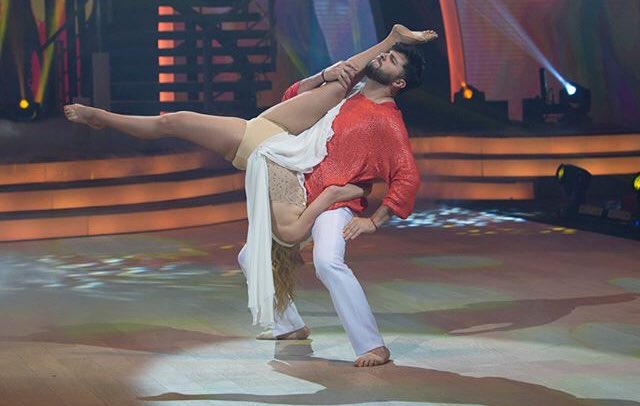 TeamBerneFR's tweet photo. #Photos : Danse d’Emma hier soir à #miraquienbaila @emmanuelleberne https://t.co/1XIFVhE3qe