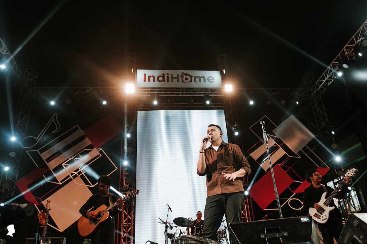 musiktulus's tweet photo. TULUS di @Jazztraffic Festival 2018 yang diadakan kemarin malam di Grand City Convex, Surabaya.

Dalam kesempatan itu, #TULUSLabirin untuk pertama kalinya dibawakan secara langsung.

#DokumentasiTULUS oleh Claudia Dian https://t.co/L4Qa8hX1dA