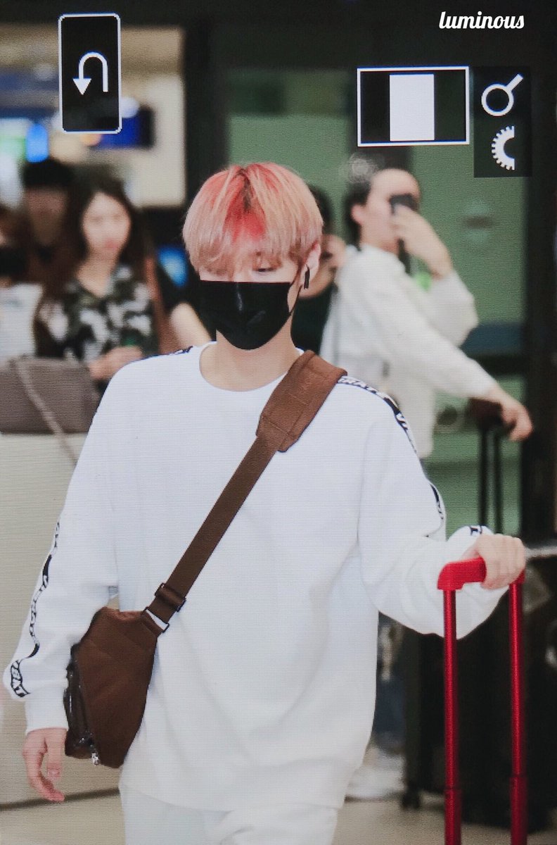luminous_rose's tweet photo. 핑크 토끼다! 🐰❣️ #워너원 #박지훈 https://t.co/kuLsYuHXmG