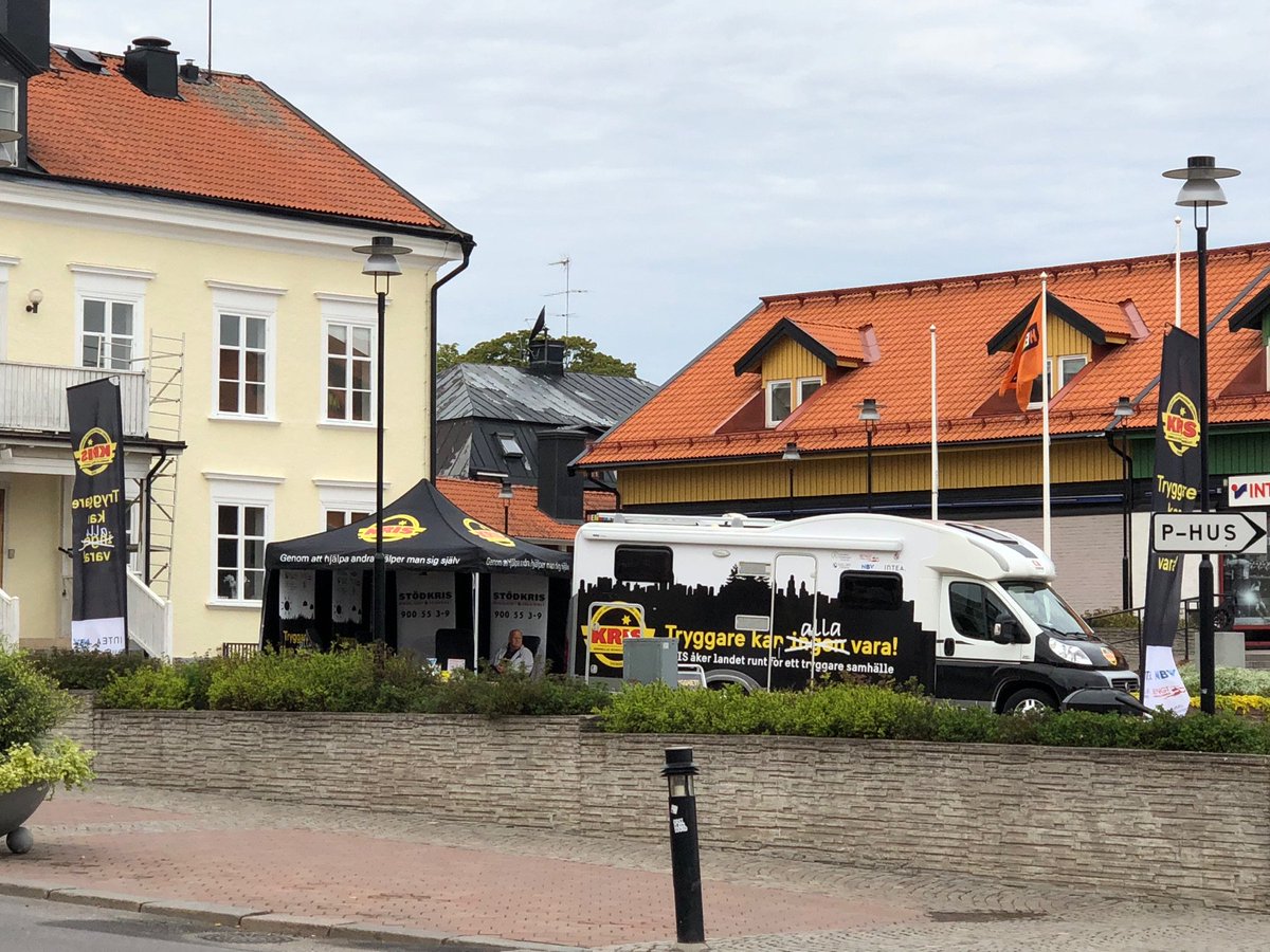RIKSKRIS's tweet photo. Underbara måndag! Idag står vi på grönsakstorget i VÄSTERVIK efter en mycket härlig helg. 

#sidbyte #tryggaretillsammans #krisvasteras #husbilsturne #västervik #västerås #skövde @Vastervik @VastervikNu @visavastervik @vastervikkommun https://t.co/Z1010hw5LF