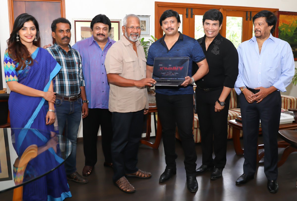 actorprashanth's tweet photo. Director Maniratnam has released our movie 𝗝𝗢𝗛𝗡𝗡𝗬 Teaser today.
𝗝𝗢𝗛𝗡𝗡𝗬 is a Suspense Action thriller of Prashanth with, Prabhu, Sanchita Shetty, Anandatharaj, Ashutosh Rana, Sayaji Shinde.
Direction: P. Vetriselvan Screenplay dialogue &amp; produced 𝗧𝗵𝗶𝗮𝗴𝗮𝗿𝗮𝗷𝗮𝗻 https://t.co/xH63orQUwT