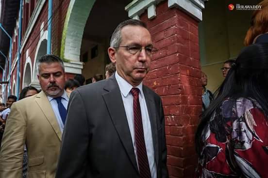 .
        ႐ိုက္တာသတင္းေထာက္ (၂) ဦးအမိန္႔ခ်မဲ့
        တရားခြင္ကို အေမရိကန္သံအမတ္ကိုယ္တိုင္
        ေရာက္လာျခင္းဟာ ဥပေဒကို
        ဖိအားေပးလိုက္ျခင္းသေဘာသက္ေရာက္ေစပါတယ္။
        ႏိုင္ငံေရးအရလည္း ...
        တိုက္႐ိုက္ပါဝင္စြက္ဖက္တာလဲမည္တယ္။
.
.From.Nay Zin Latt