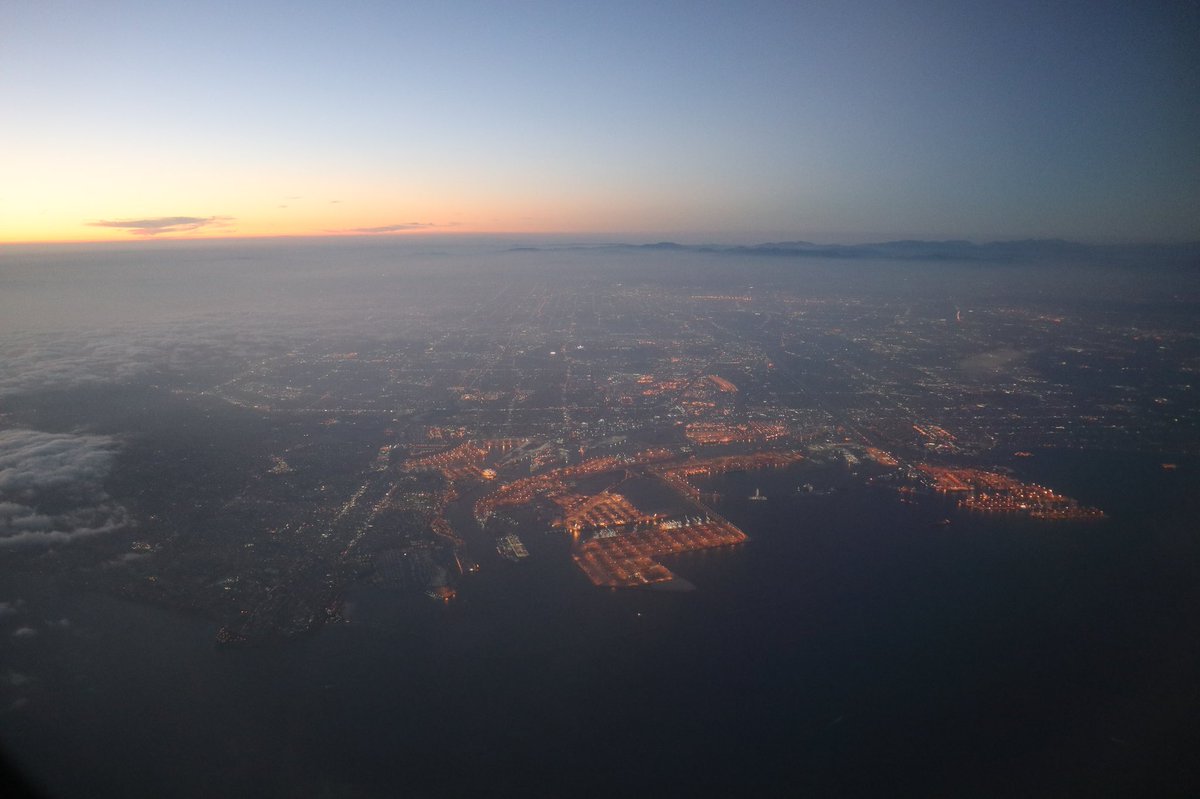 alexisk79's tweet photo. And last Saturday flight (seems so long ago!) #LAX to #PHX on #AA650 evening take off #AmericanAirlines #PhoenixDo #flyertalk https://t.co/cb7dawou9A