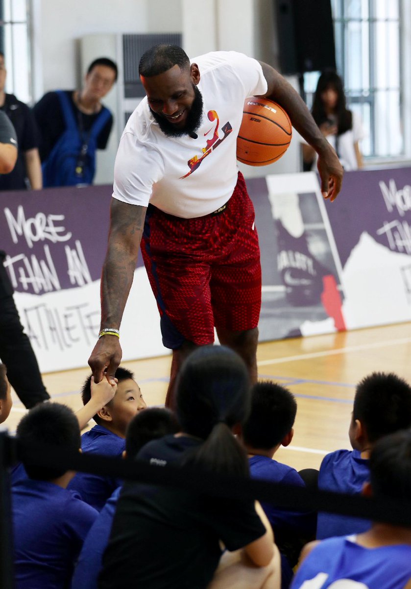 NBA球星勒布朗·詹姆斯中国行活动之——教你打篮球！ 8月26日，NBA洛杉矶湖人队球星勒布朗·詹姆斯 来到上海交大附中指导小球员，激励他们将更多的热情投入到篮球运动中。, image size:839x1200