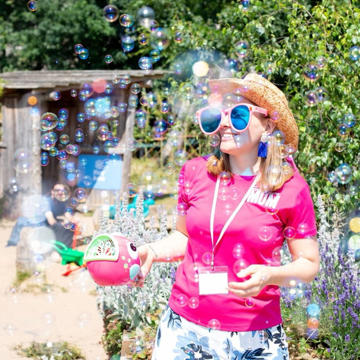 FreelanceMum01's tweet photo. Whichever #BankHolidayBubbles you get to enjoy today, hope you have a wonderful time! We're off to have fun at the local village fete in a bit! 🎡 What are you up to today?
#HFWFM
Photo @PenguinAdele
https://t.co/JhGVQoRwfM https://t.co/i6wz6EH5ok