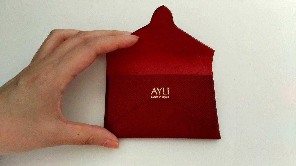 aylibag's tweet photo. 名刺入れのデザイン開発。ここからまだアップデイトしています。フタの折り返し部分を狭めて湾曲をすっきりさせ、マチ縫いつけ方と底の構造を改良し、マチにも裏地を付けました。お客様にお渡しする名刺の角がよれたりしないための改良をして完成。 https://t.co/MpXKVx5HY5