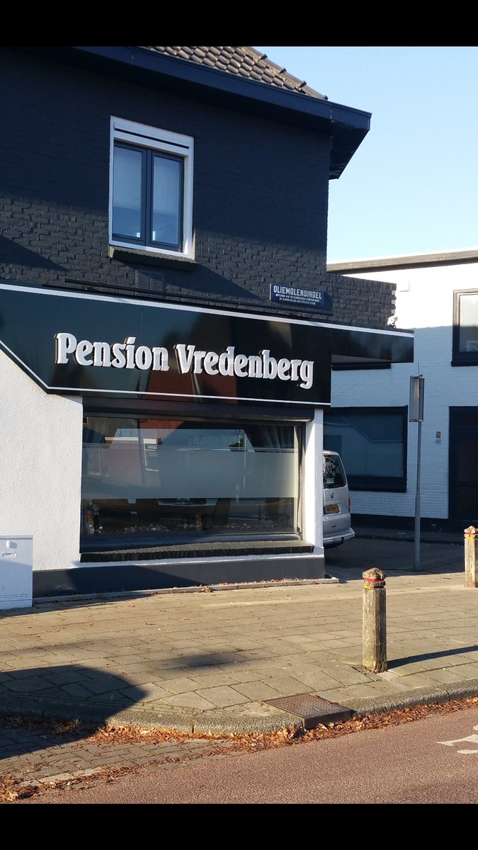 B_Visschedijk's tweet photo. Op de koffie bij #pension #vredenberg Esstraat @wijkbothoven #Enschede . Interne verbouwing met #fotowand . #bijpraten #overleg @EnschedeCentrum #wijkagent #politie https://t.co/SUxyYyH6Rr