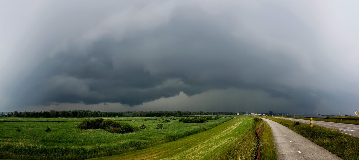 Onweersbui over de Oostvaardersplassen in Almere. Één van de dynamische buien die eind mei ontstonden. #onweer #almere #oostvaardersplassen #buien #Regen #shelfcloud