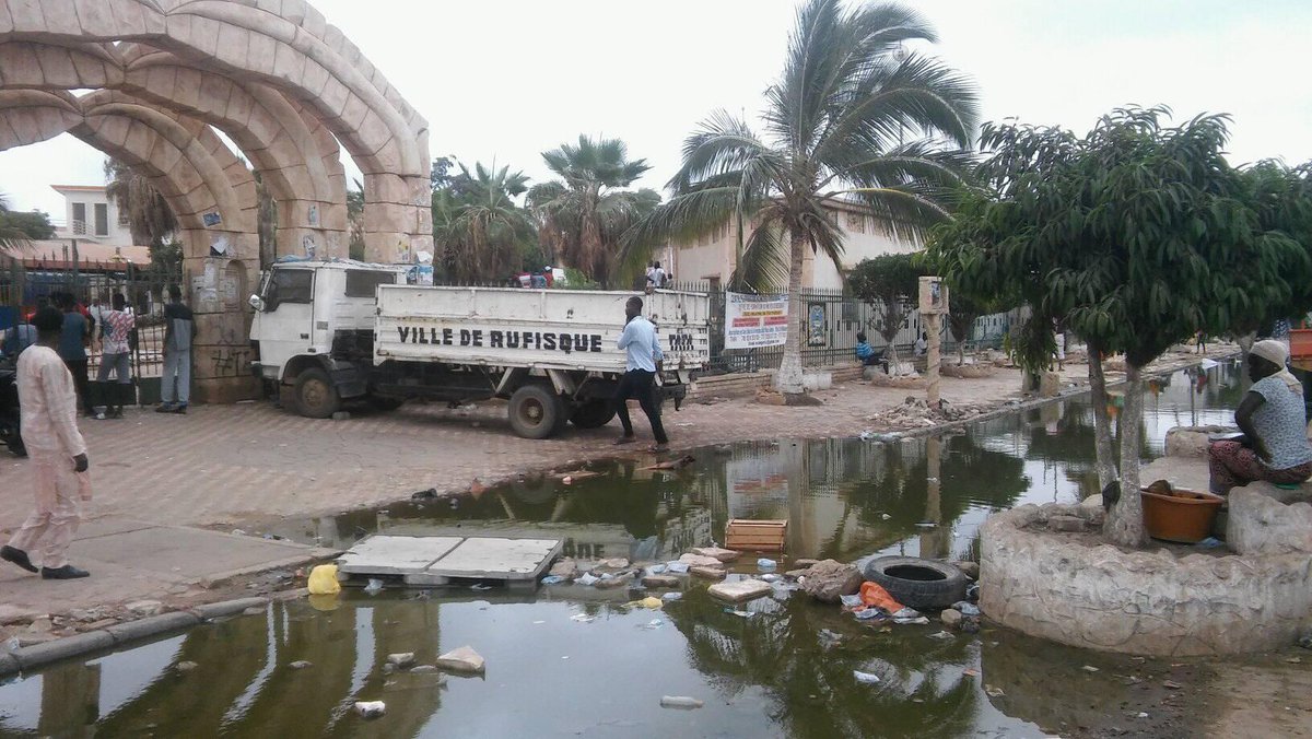 lettegubert's tweet photo. Ville de #Rufisque : Environ 6 milliards de franc CFA de budget par an, 76 conseillers municipaux et une image pour illustrer toute une tragique incompétence ... 😥 https://t.co/DQl8k76jmo