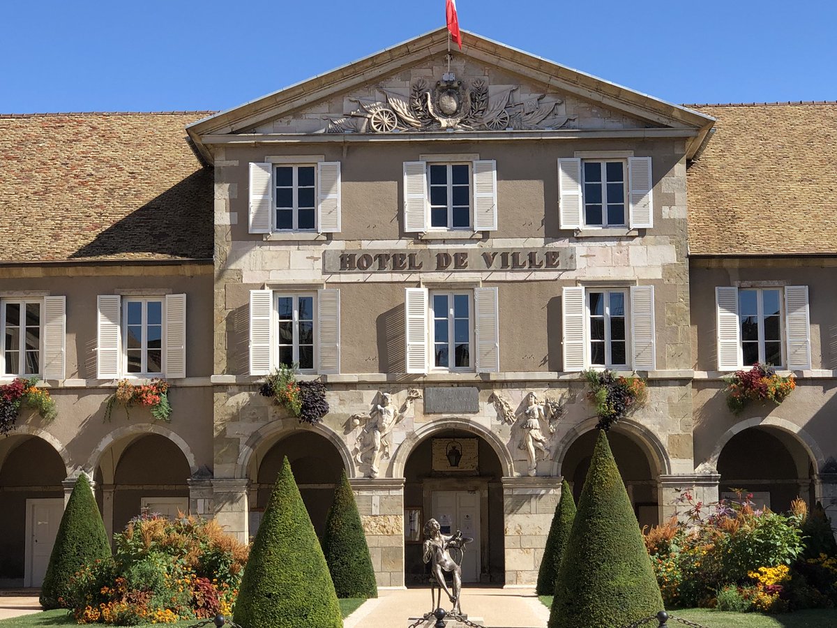 ArtistMdS's tweet photo. Journey continues from @RelaisChateaux #maisonLameloise to #châteauvaultdelugny to relax after eating though 7 #Michellen stars including #lesCrayer and #mirazur and #lameloise so far on our trip round France. https://t.co/4UpWZbEBju