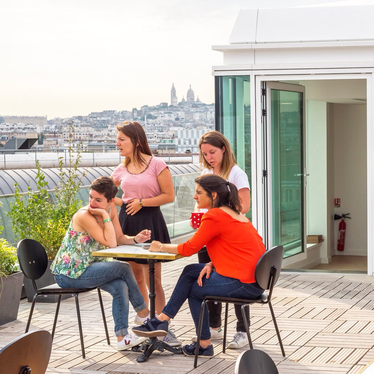 justemorning's tweet photo. 👀Début Juillet on vous présentait seulement la vue de Morning Coworking Clichy... Voici le reste !

Les petits + de l’espace : Le Morning Coffee et 2 terrasses au 8ème et 9ème étage pour essayer de gratter encore un peu de soleil.

Viens visiter : https://t.co/x7XXFiSU21 https://t.co/RqJfN7M1Yr