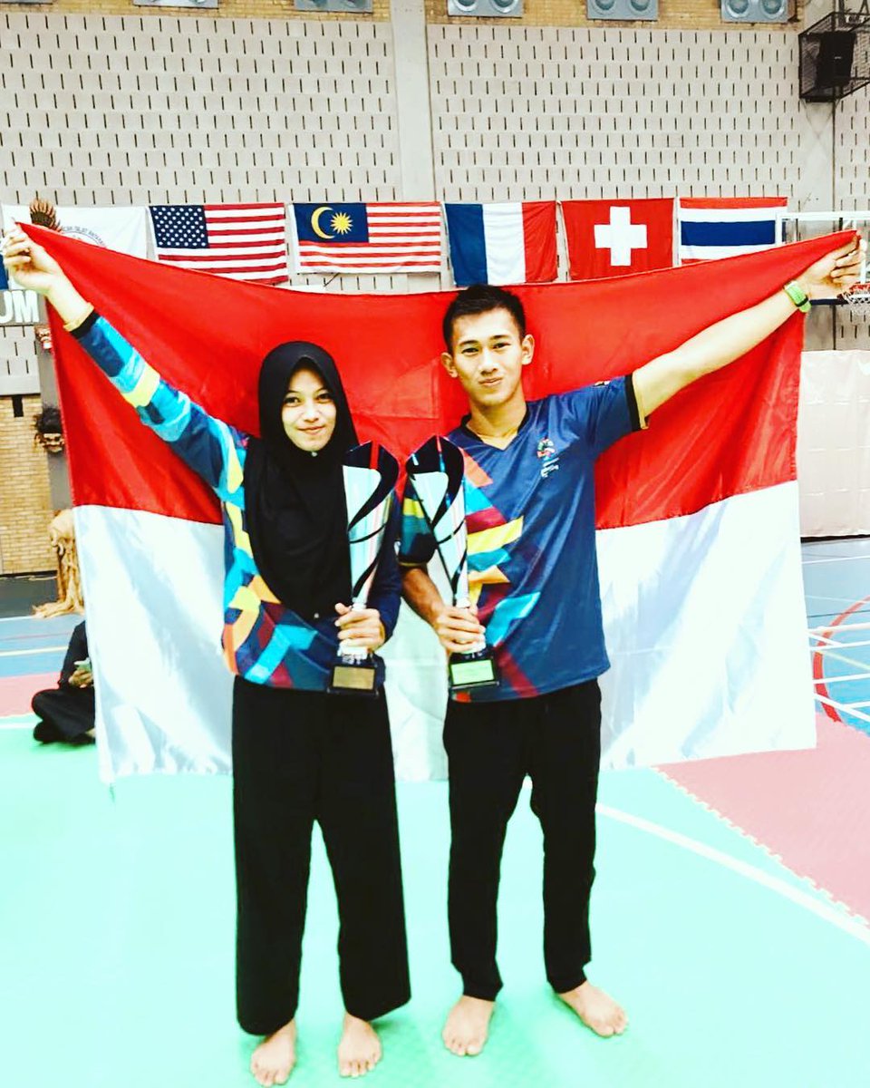 Iqbal Chandra Pratama &amp; Sarah Tria Monita, keduanya meraih Medali Emas di Pencak Silat #AsianGames2018 . Mereka sepasang suami-istri.

Semoga keluarganya selalu harmonis, kalau berantem kan serem pada silat-silatan hehe. Kayak film apa ya gitu suami istri sama-sama agen pembunuh.