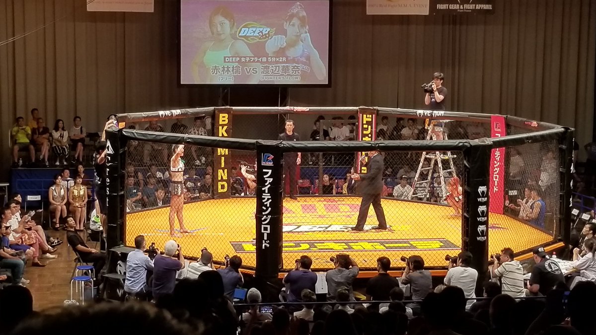 U8344's tweet photo. 渡辺華奈選手
打撃への対応はまだまだのようで一瞬ヒヤッとしたけど、足を刈ってのテイクダウン、そこからのポジショニング、場内どよめくパウンドやフィニッシュの腕十字と自分の土俵に持ち込んでからは見事な流れでデビュー戦以来の一本勝ち!
存在感を改めて示した一戦でした
#DEEP85 https://t.co/8EEaLWiqsi