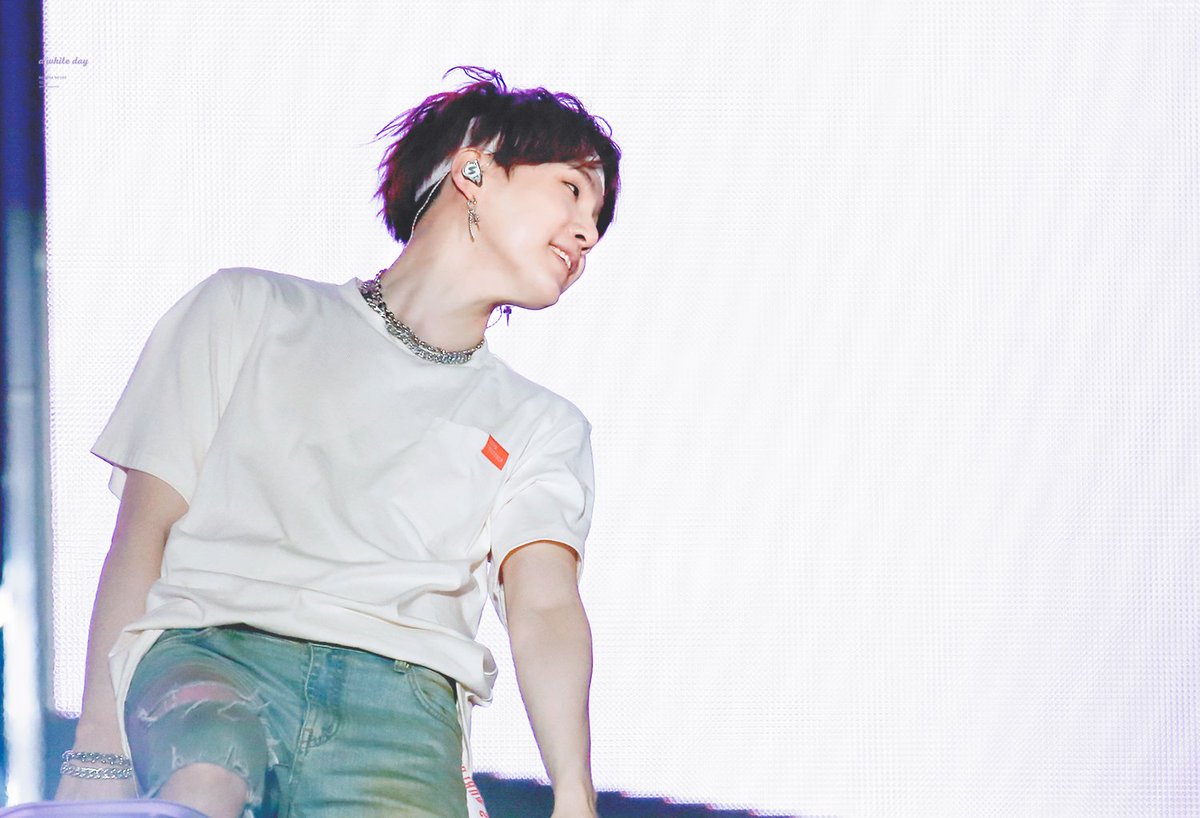 Awhiteday0309's tweet photo. 180826 LYS

빛나는 순간 순간을 함께할수있어서
너무 행복해💕

#흰달 #SUGA #슈가 #민윤기 #윤기 #민슈가 #BTS #방탄소년단 @BTS_twt https://t.co/ugsvCQpqrF
