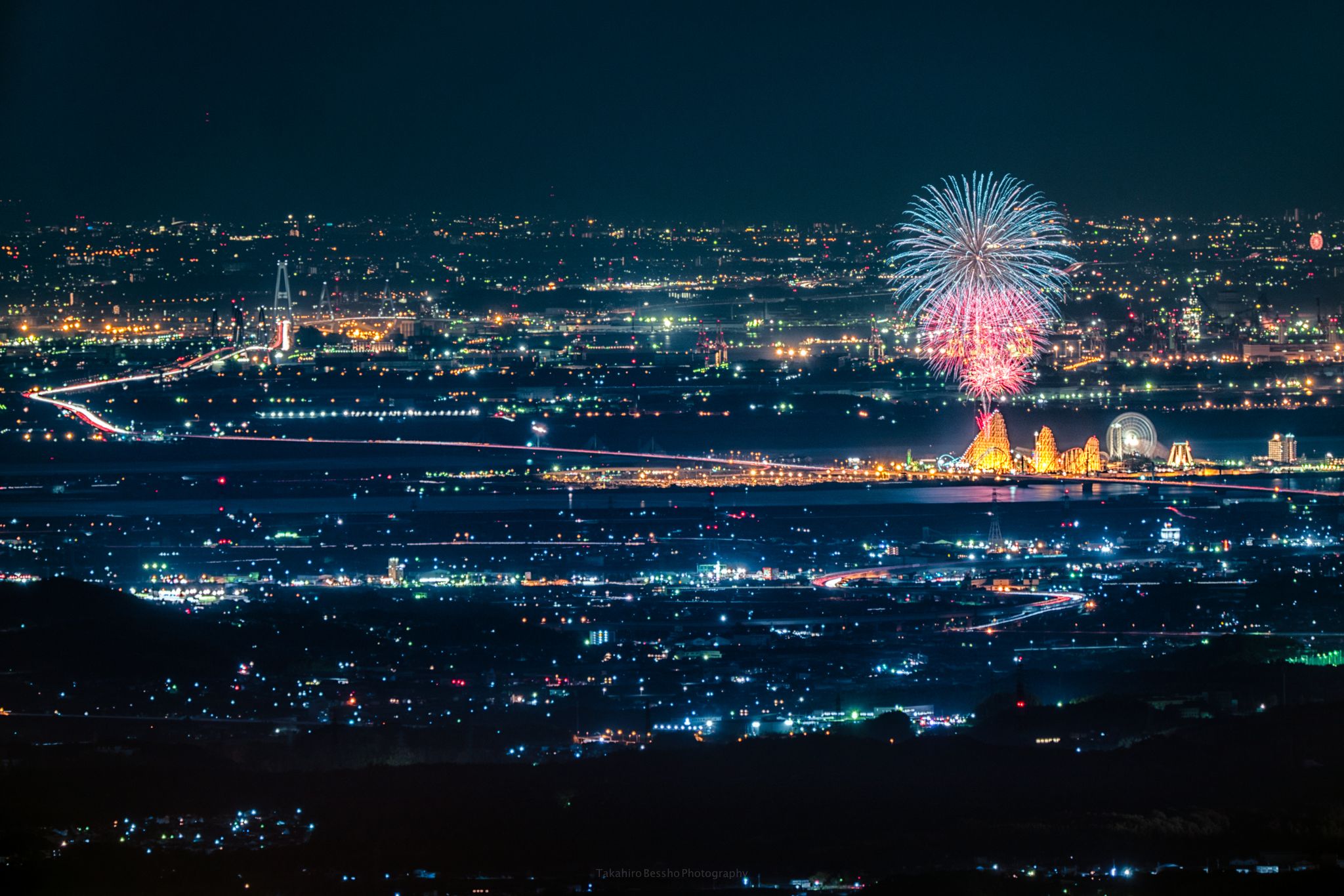 別所隆弘 Takahiro Bessho ナガシマスパーランドで8月の土日に開催される 長島温泉 花火大競演 を 30キロ弱離れたポイントから撮影してみました ダイナミックにうねる高速道路の光跡と 三重から愛知にかけての夜景が宝石箱のようで 素晴らしい光景で