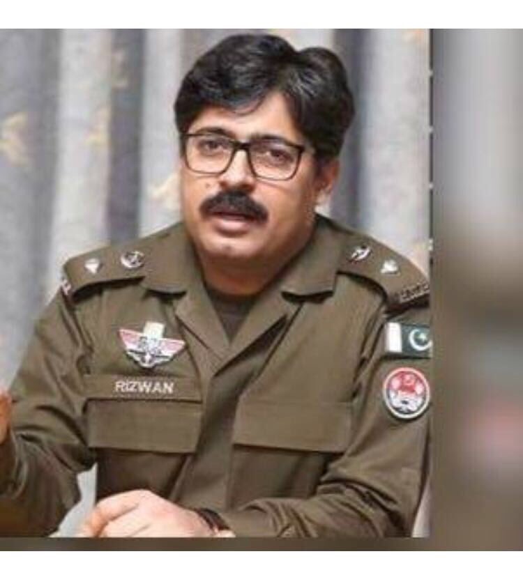 MahmoodK69's tweet photo. Incompetent PTI Media Cell should not wait till CHRISTMAS to the address this issue as well.
Instead of snoozing all day & posting videos of PTI leadership traveling without Protocol. Take on the uncomfortable issues first @DuraniIftikhar
#Maneka
#DPOTransfer https://t.co/QBQwkOzoGh