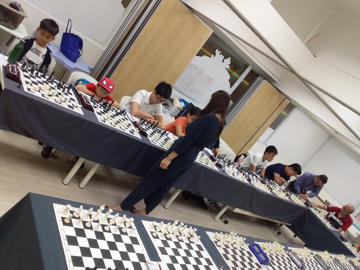 Duhke64's tweet image. Former Women&apos;s World Champion GM Zhu Chen in action at our chess center #AKLC,.10 ambitious woodpushers assembled tonight to try their luck #chessforschools #scholasticchess @GMzhuchen