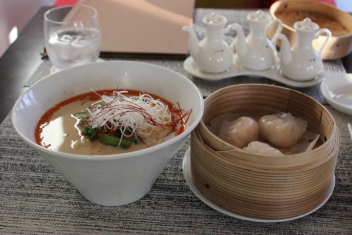 5mmで丸刈り日記 うるま市石川山城 ハリーズカフェ 担々麺 1436円とエビ餃子 486円 合計 1922円 18年8月 18年1月開店の新店 中華料理店 しっとりまろやかマイルドピリ辛担々麺 餃子共々旨かった ディナーメニューに担々麺はない ランチより少し