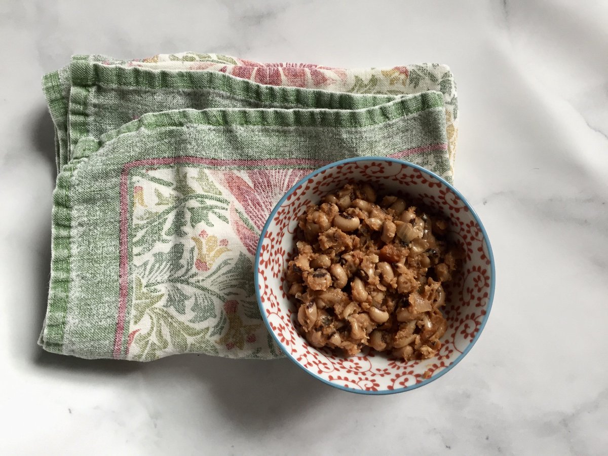 You probably know that Hoppin’ John is a traditional New Year’s dish in the US South. But did you know that black-eyed peas are traditional for Rosh Hashanah too? Inspired by @koshersoul's presentation at @hazon @foodconference, I bring you loubiya. poppyandprune.com/2018/08/27/bla…