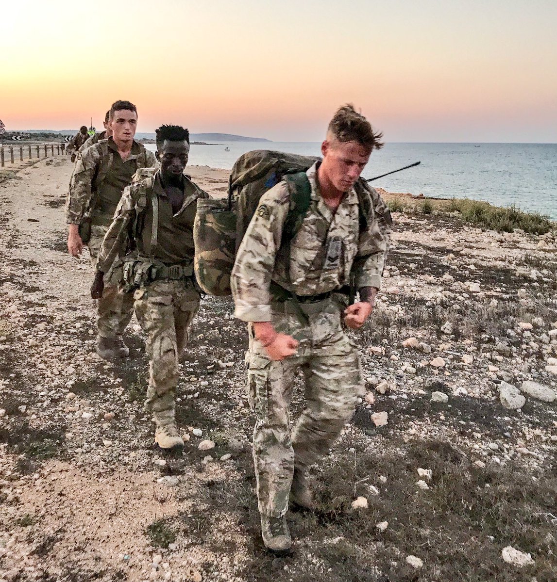 RoyalGIBRegt's tweet photo. Great to see our cousins @ThePoachers_ taking advantage of the @bfcyprus weather and beaches for some old fashion battle PT. We are also a big fan 💪
#BankHolidayMonday
#MondayMotivaton #QueensDiv #UnifiedDivision #FourStrongRegiments https://t.co/mPq5EbOSWe
