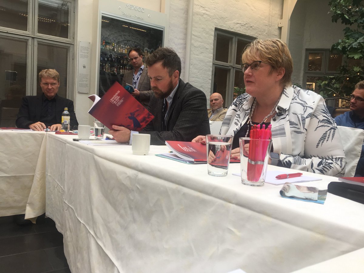 Idag overrakte vi første innspillsrapport fra samarbeidsrådet for kultur og reiseliv til NFD og KUD. Takk til <a href="/konservativ/">Torbjørn Røe Isaksen</a> og <a href="/Trinesg/">Trine Skei Grande</a> for nyttige samtaler og engasjement