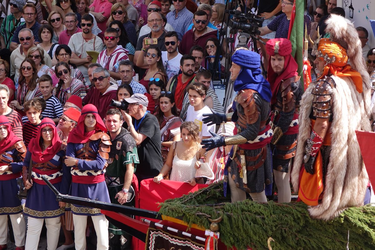 JaimePeris's tweet photo. #MiCOnti18 Les Ambaixades i la Desfilada final, donen hui Dilluns per conclosa la #SetmanaGran de les festes de Moros i Cristians d’Ontinyent. La jornada comença amb la batalla d’arcabusseria i l’ambaixada mora a càrrec de la comparsa Moros Marinos. #MorosiCristians #Ontinyent https://t.co/XRSS5aAcuJ
