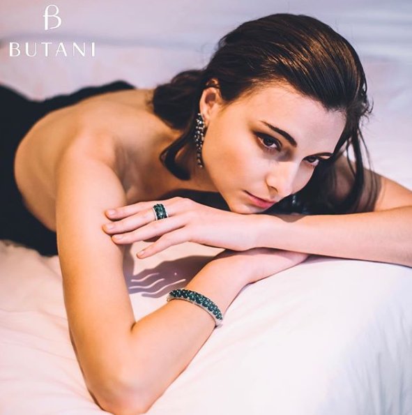 JWSAbuDhabi's tweet photo. Gleaming Emeralds from@ButaniJewellery
#jewelry#jewellery #exhibiton #diamonds #gold#fashion #style #jws2018 #jwsabudhabi#abudhabi #uae #ابوظبي #العين #الامارات#دبي #مجوهرات https://t.co/j9MXzP92am