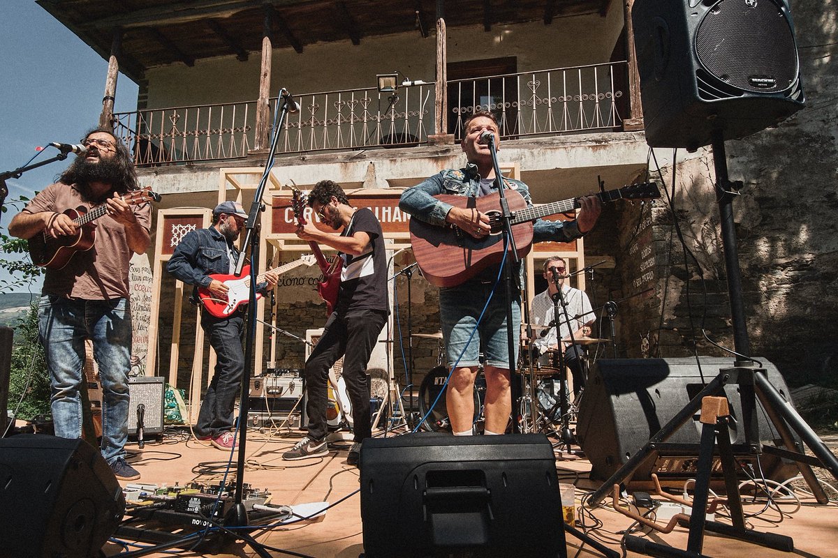 No #festivaldoseidos, o sábado, gozando dun lugar especial. Graciñas á Fundación @Novoneyra, a Bras, Branca e Uxío, a toda a xente que se achegou e á que alí estaba traballando. Todo medre!