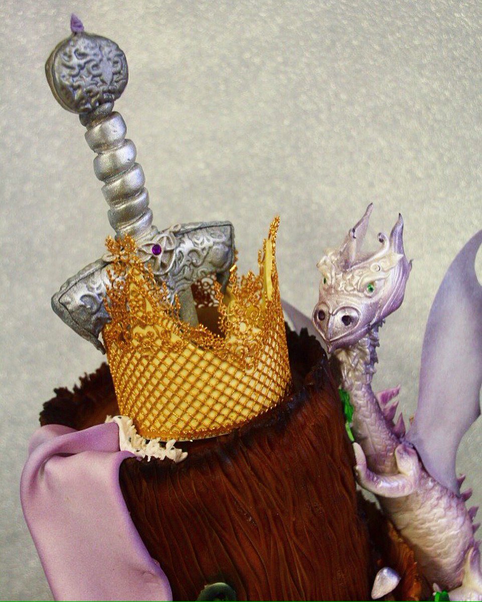 pennythebee's tweet photo. A fantasy woodland cake for a beautiful gothic styled wedding 🐉💜👑✨All details, crown, sword, king's cloak and dragon are handcrafted. #dragoncake #fantasycake https://t.co/DsueP2DL1r