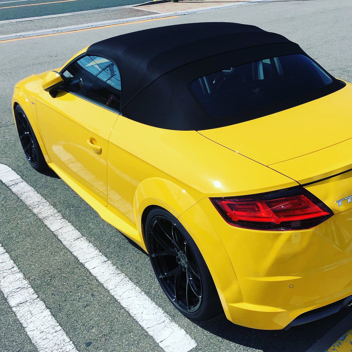 syatyou_jp's tweet image. 今週はアウディTTで出勤。
まだ暑すぎて屋根開けられない💦

#audi 
#auditt 
#audittroadster 
#tt8s 
#ベガスイエロー
#車の写真が好きな人と繋がりたい 
#車好きな人と繋がりたい
#クルマ好き
#車のある風景
#オープンカー好き
#オープンカーのある生活
#audittsquad
#オープンできない 
#暑すぎる