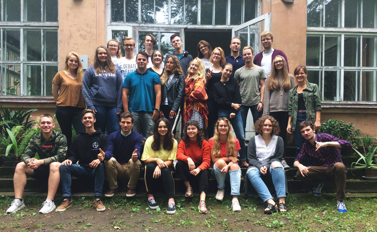 Nedēļas nogalē ar British Council pārstāvniecības Latvijā atbalstu rīkojām debašu vasaras nometni jauniešiem. Mūsuprāt, savstarpējā mācīšanās - kad aktīvākie jaunieši apgūst jaunas zināšanas un pēc tam nodod tās saviem skolas biedriem - ir lielisks veids, kā apgūt debašu prasmes.