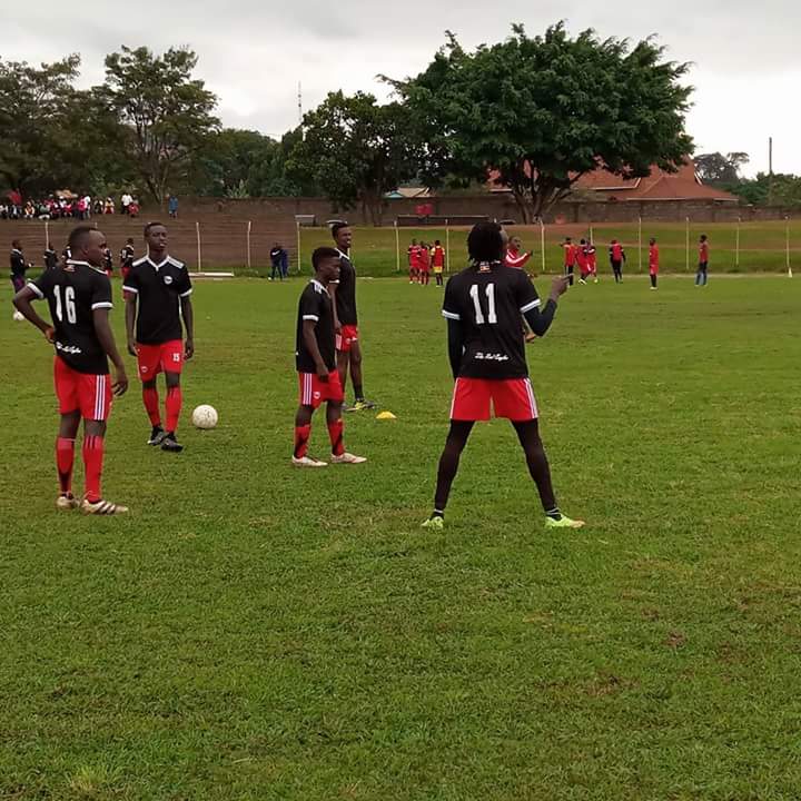 ExpressFCUganda's tweet image. Red Eagles training on a chilly Monday morning at Wankulukuku. The mood is sky high ⚡️

#ExpressIsLife 🔴⚪⚫