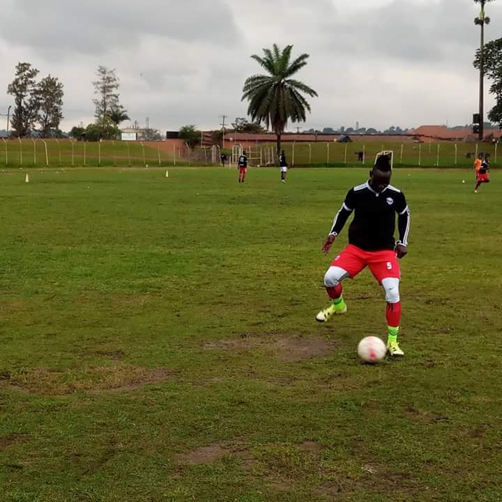 ExpressFCUganda's tweet image. Red Eagles training on a chilly Monday morning at Wankulukuku. The mood is sky high ⚡️

#ExpressIsLife 🔴⚪⚫