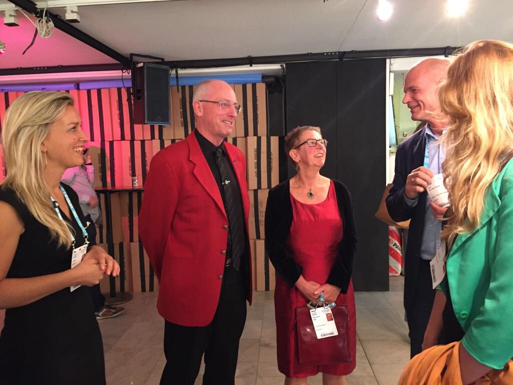 waterschappen's tweet photo. Prize winner Mark van Loosdrecht visits Blue Deal in Netherlands Pavilion @siwi_water #DutchWaterAuthorities https://t.co/H0ZVBv5oOy https://t.co/WJE3lB0xdq