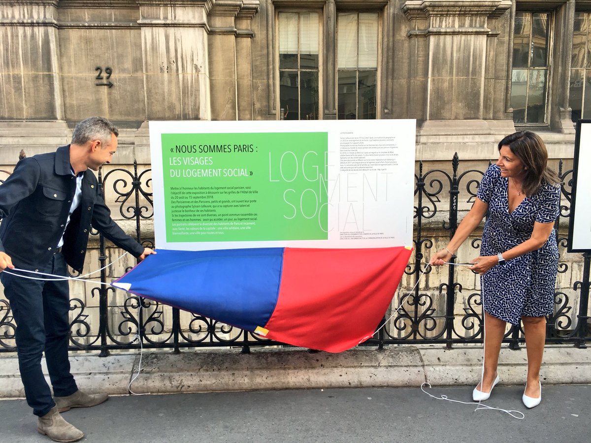 Anne_Hidalgo's tweet photo. Très heureuse d'inaugurer l’exposition du photographe Sylvain Lefeuvre « Nous sommes Paris : les visages du logement social parisien », qui célèbre la diversité des 450.000 Parisiennes et Parisiens des classes moyennes et populaires qui vivent à #Paris grâce au #logement social https://t.co/QsxzLz5F6u