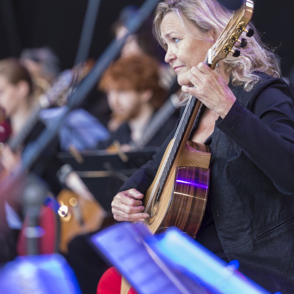 AHFAlmere's tweet photo. Tijdens het concert 'Gitaarspektakel aan zee' beleef je als publiek de warme klanten en vele gezichten van dit geliefde instrument, de gitaar! #AHF2018 #gitaarorkest #muziek #gitaarspektakel 31 aug t/m 2 sept 2018 https://t.co/HgxseaaDTP https://t.co/DJ74lsPyBS